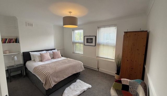 Spacious 3 dbl bed house - sleeps 7! On the High St, 10 min walk to East Croydon