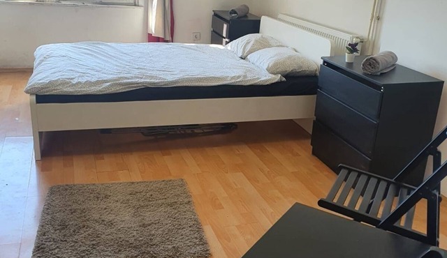 Spacious 5-bedroom apartment with WiFi, AC at Corvin