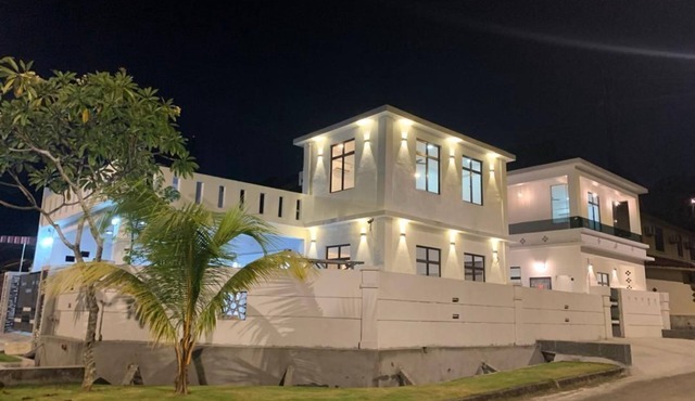 Spacious 6-bedroom house in brilliant Johor Bahru with AC