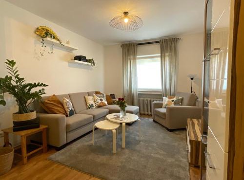 Spacious 65sqm private flat, New and fully equipped kitchen with dining room, Direct Bus to Messe