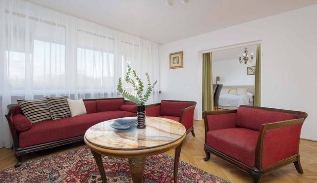 Spacious Apartment close to Old Town | Air Conditioning and Balcony
