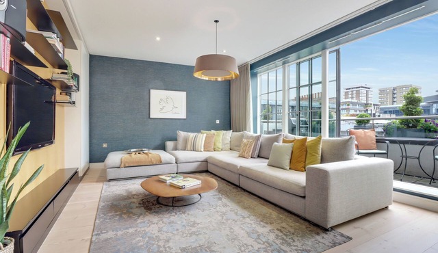 Spacious Modern Designer Soho Flat with AirCon, 24 Hour Concierge and Terrace