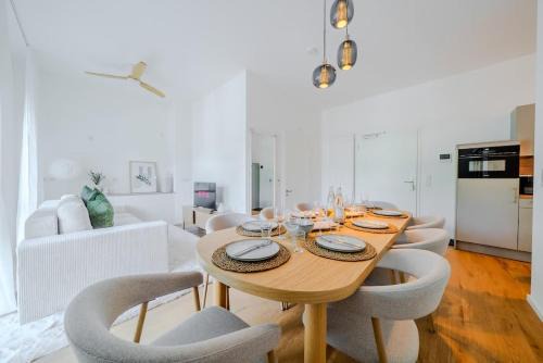 Spacious Parkside Residence - Modern 2BR by OYA
