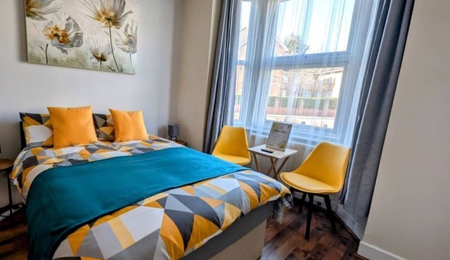 Spacious Studio with Private Kitchen and Bathroom Close to Heathrow Airport in Hounslow