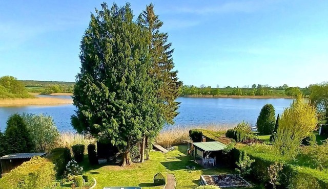 Spacious vacation home right on the lake with terrace, fireplace and own rowing boat
