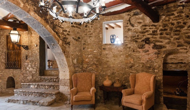 Stunning private villa for 20 people with private pool, WIFI, TV, pets allowed and panoramic view