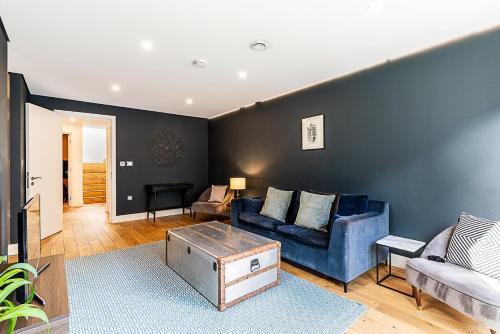 Stylish 3-Bed Flat with Balconies in Kings Cross