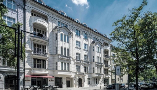 Stylish Ground-Floor Apartment Near Berlin Central Station & the Spree