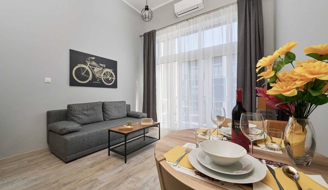 Sunny Studio | Air Conditioning, Parking, Close to Airport