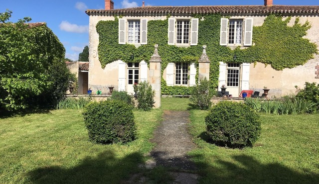 Superb Maison de Maître, close to the beach, 9 bedrooms, enclosed garden, 4 parking spaces in Angles