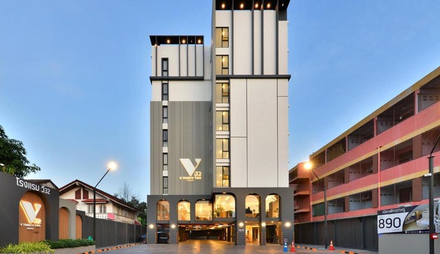V32 Hotel