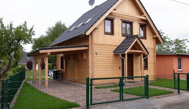 Vacation home right on the water with its own motorboat