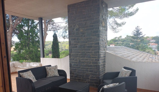Very close to the Montmelo circuit. Ideal for work. Barbecue, pool and games