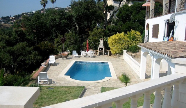 Very pleasant villa on a hill, calm, with seesight, garden and private swimming