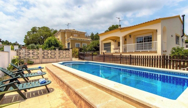 Villa Borras w/private pool, 3km to beach!
