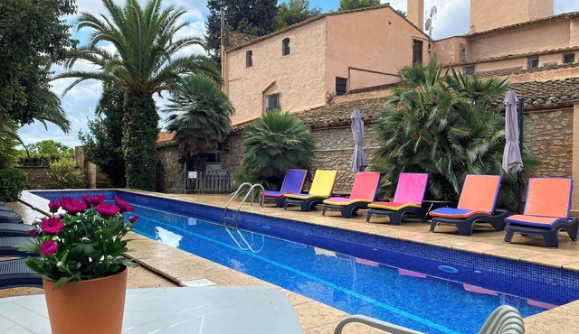 Villa for up to 40 people. Ideal for company retreats and family reunions