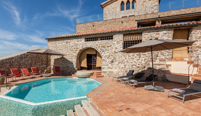 Villa Masia de Queralt with Mountain View, Pool, Garden, A/C & Wi-Fi