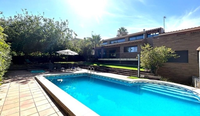 Villa with pool, parking and wifi next to Roc de Sant Gaieta with sea views.
