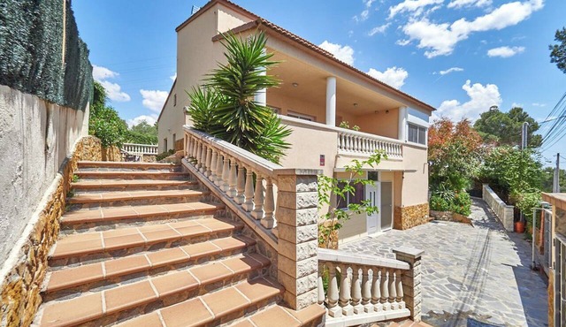VILLAILUSIONS, RESORT AT 15KM SITGES. Swimming pool, sauna, spa, billiards, table soccer, barbecue.
