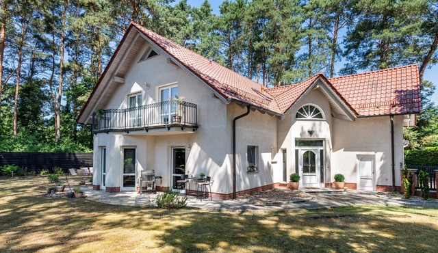 Whole Lakeside Retreat Villa + Annex for 14 – Sandy Beach & 20 Mins to BER