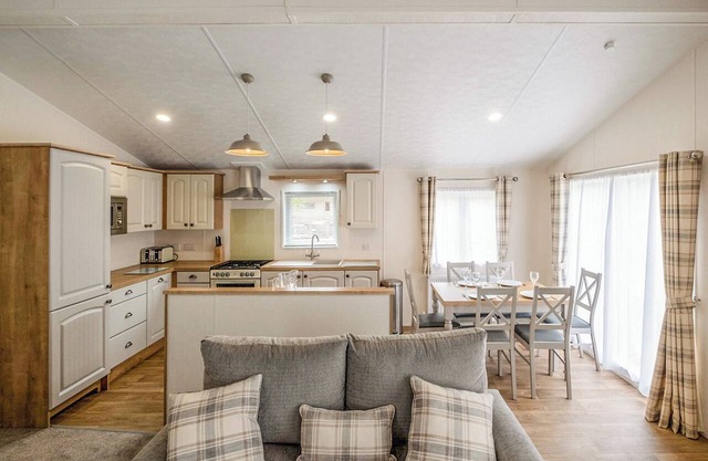 2 bedroom accommodation in Carnforth in Carnforth