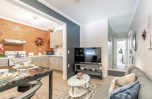 Upscale 2BR Apt with King Bed & Netflix in Beasley