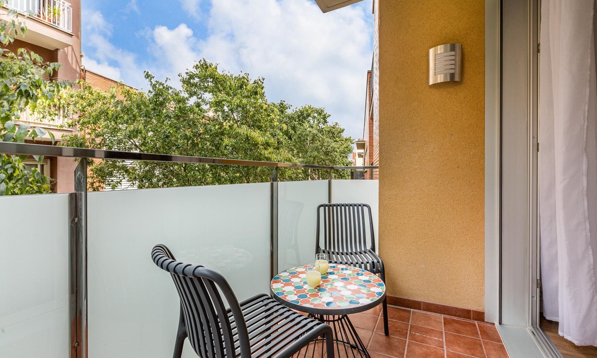 El Poble-sec Apartment | Everything in this completely reinvented 3 bedroom 2 bathroom rare find that can host 7 people