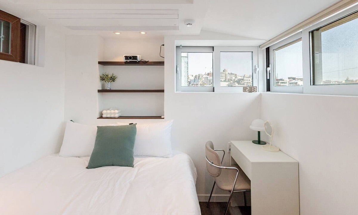 Itaewon Apartment | Stay Pachira 5F | Entire Floor | 2 Min to Itaewon | Elevator | 9 Guests