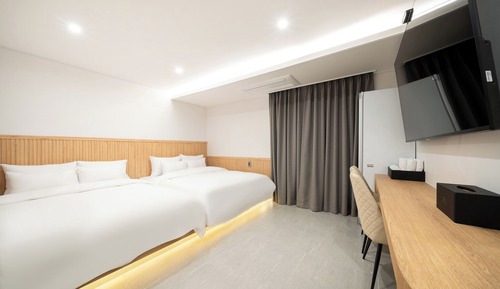 Premium Twin Room, City View
