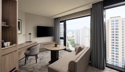 Suite, 1 King Bed, Corner