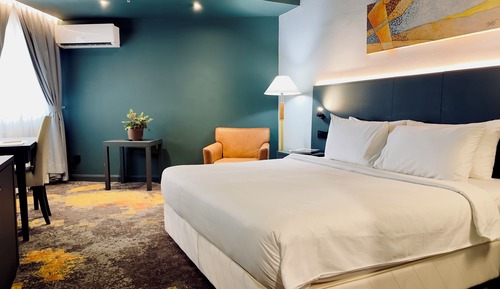 Deluxe Room, 1 Queen Bed, Mobility Accessible