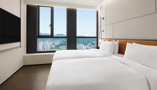 One Bedroom Premier Family Suite, 1 Double Bed and 1 Single Bed
