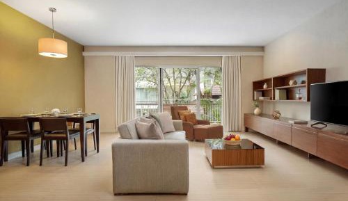 Deluxe 2 Bedroom Suite (King + Twin Bed)