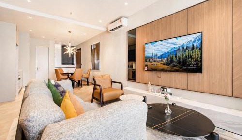 Three-Bedroom Apartment with Mountain View