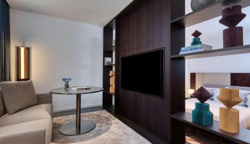 One-Bedroom Contemporary Junior King Suite 