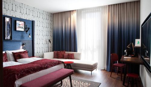 Premium Queen Room with Gallery View - East Side