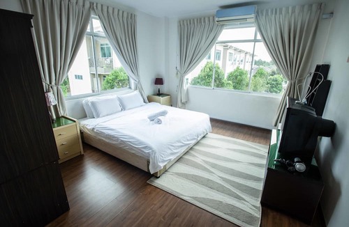Richmond Hill House | Natol Homestay - Kuching Home Penthouse Airport Road
