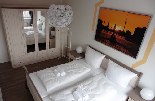 Tempelhof Apartment | 3 rooms, up to 7 persons, luxuriously furnished, "Magnolia"
