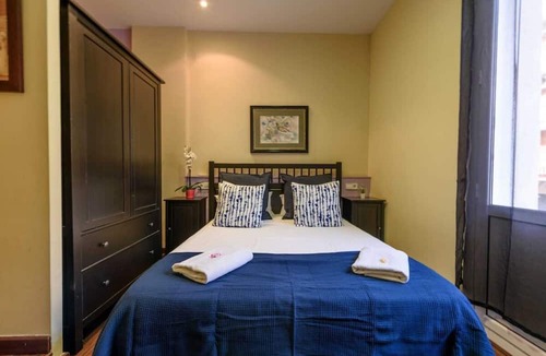 El Poble-sec Apartment | NOU - Ramblas rentals Design & Renovated Flat A/C ┃Balcony┃ 10M Ramblas