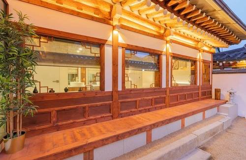 Insadong House | Private Hanok in Ikseon-dong · Jacuzzi & Courtyard · Sleeps up to 10