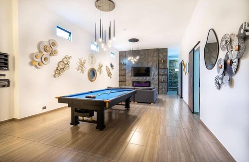 El Poblado Apartment | 6 Bedoom and 6 Private Bathrooms with Jacuzzi