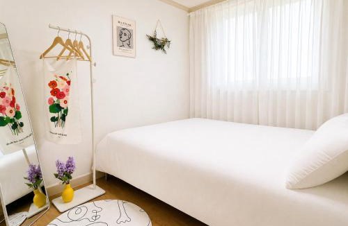 Doksan-dong Bed & Breakfast | 러블리 앤 코지 스테이 Lovely and Cozy Stay
