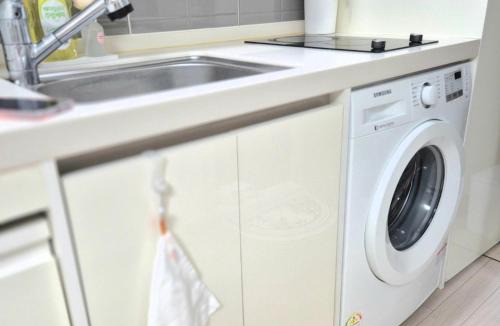 Seocho-dong Apartment | #6906 dorm bed in a triple station area in 강남 신논현역