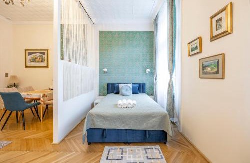 Istvanmezo Apartment | Deluxe Home in Art Nouveau House- with GARAGE