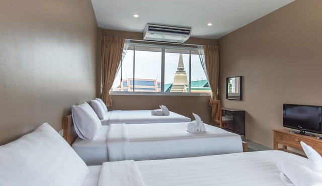 Feung Nakorn Balcony Rooms and Cafe