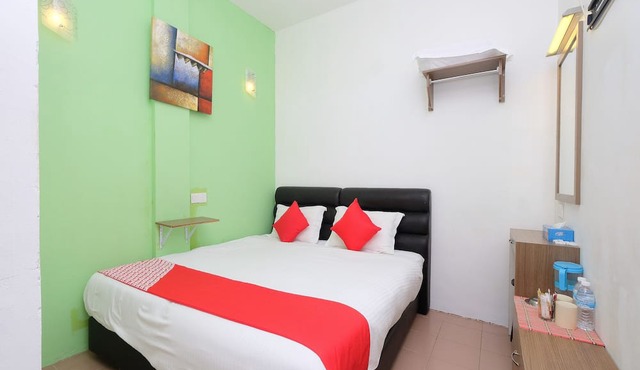 OYO 850 Gold Star Hotel