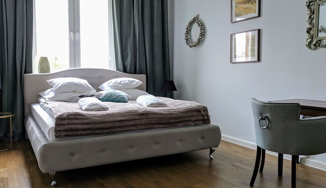 VanGogh by mythings- Spacious, 1BR apartment, air conditioned, for a family