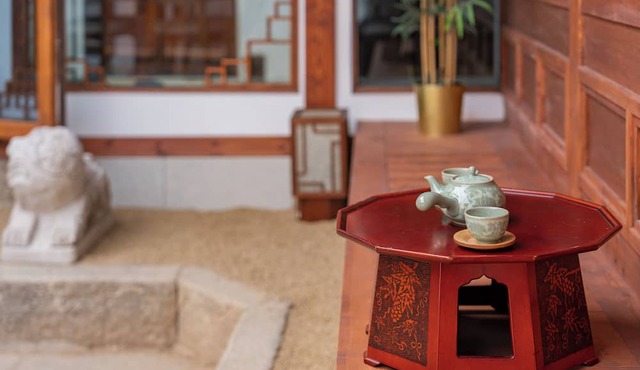 Private Hanok in Ikseon-dong · Jacuzzi & Courtyard · Sleeps up to 10
