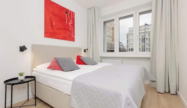 Spacious Apartment with 3 Bedrooms | Balcony | Center