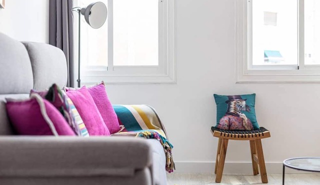 Charming 2 bedroom in Trendy Gracia, 5 mins from the metro and 10 from Sagrada Familia!